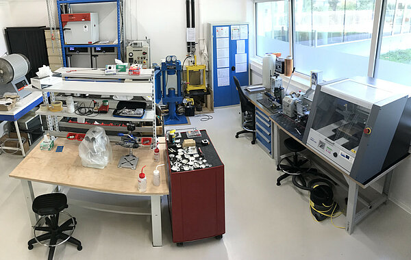 Preparation room for large volume experiments